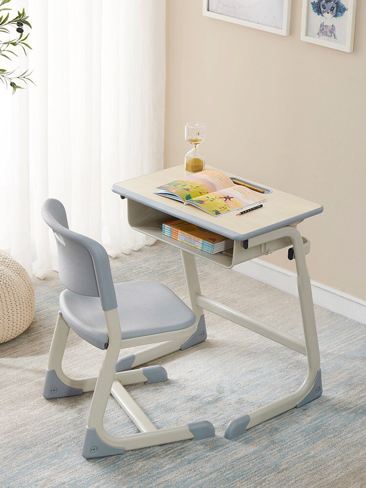 Cách chọn bàn ghế học sinh phù hợp – Bước đệm vững chắc cho hành trình học tập của bé 4 Cách chọn bàn ghế học sinh phù hợp – Bước đệm vững chắc cho hành trình học tập của bé